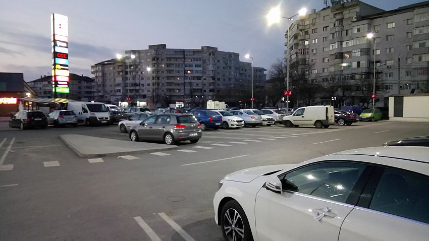 Kaufland, Focșani str Brăilei. Sunt locuri de parcare destule pentru sharing sau chiar 