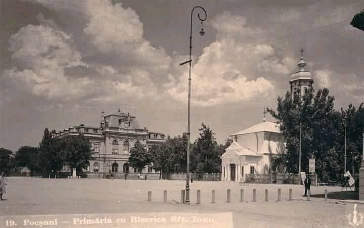 Așa arăta Piața Unirii din Focșani prin anii 1940.Fotografie preluată de pe contul de facebook:Fotbalul Vrancean Amintiri