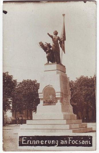 Focșani vechi.Palatul de justiție-statuia Indepedenței.Foto:Colectia PETRU MINCU
