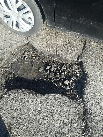 Dacă nu ... acolo rămâi! Nu este crater, este groapă în drum public cu o circulație intensă!-Foto:Stelian Ferariu-contul de facebook