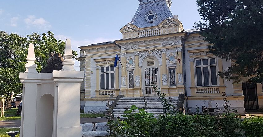 Foto: Casa Alaci este monument istoric, fiind construită de o familie de târgoveţi armeni, în stilul eclectic de la sfârşitul secolului al XIX- lea. Sursa foto: cjvrancea.ro