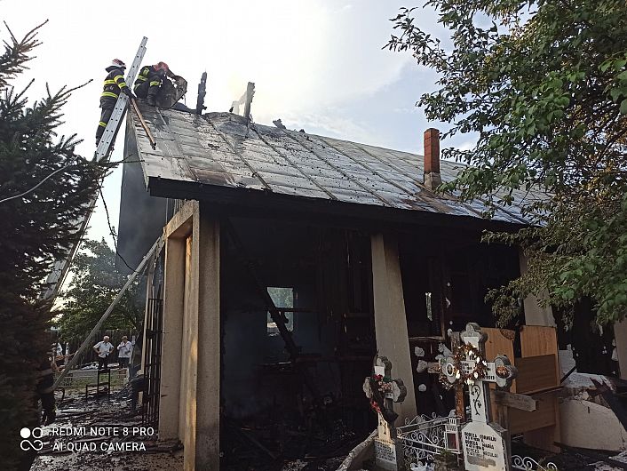 Incendiul care  a curpins biserica din Răstoaca a fost anunțat prin 112 în jurul orelor 19:00.Foto:ISU Vrancea