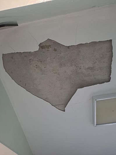Marți 18 februarie 2025 o bucată de tencuială s-a desprins din tavanul unui salon al Secției boli infecțioase de pe strada Comisia Centrală a Spitalului Județean Focșani.Foto:news.ro