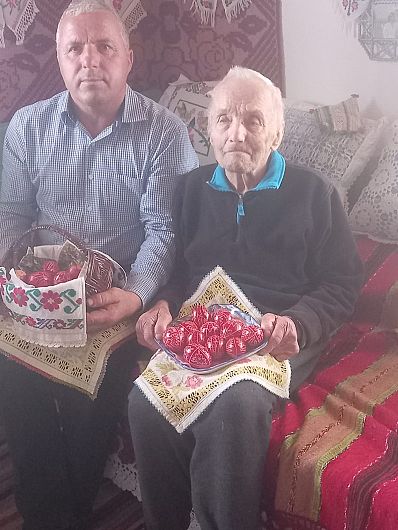 Dumitru Colniceanu împreună cu fiul său Ionel.Nenea Dumitru Colniceanu (al lui Jâdănelu), rumânul lui tanti Miți a încondeiat de tânăr. Mărturia meșteșugului său și a fiicei sale, Iftinca-58 de ani-,a rămas pentru vecie în documentarul de televiziune Zestrea Românilor. Azi, nenea Dumitru are 94 de ani și nu mai incondeiază dar fiica sa Iftinca și fiul său, Ionel, i-au moștenit meșteșugul și cei doi frați îl practică și azi.