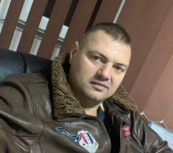 „ Urmare abuzurilor mai sus enunțate, am fost nevoiți a ne schimba sediul dar și punctul de lucru, astfel că din luna februarie 2024, atât sediul SC Izoterm Construct SRL dar și punctul de lucru au fost mutate în comuna Câmpineanca, județul Vrancea.” precizează în textul unei plângeri penale Marian Bontaș ( foto) patronul S C Izoterm Construct SRL.În urmă cu trei ani, firma Izoterm Construct era unul dintre cei mai importanți contribuabili cu taxe și impozite la bugetul UAT Odobești.Așa cum puteți citi, însă, în prezentul articol, în ciuda tuturor măsurilor de precauție luate de Marian Bontaș, șefii Primăriei Odobești îl consideră și îl tratează în continuare drept „inamicul numărul 1”     