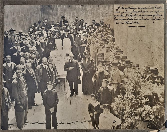 Fotografie din arhiva Muzeului Vrancea de la „Solemnitatea inaugurării lucrărilor pentru alimentarea cu apă a Orașului Odobești și punerea pietrei fundamentale la rezervor, efectuată la 12 mai 1913”