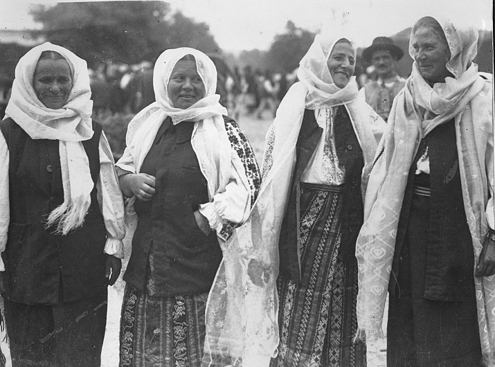 Grup de femei din Nereju, fotografiate în 1927, în port popular de sărbătoare. Toate poartă pe cap ștergare și marame de culoare deschisă.Fotograf: Iosif Berman Instituția de proveniență: Muzeul Național al Satului Dimitrie Gusti - București