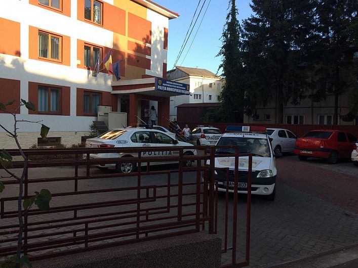 Sediul poliției municipiului Focșani.În galeria foto sunt postate mai jos 9 fotografii.Pentru a viziona toate fotografiile din galerie dați clik pe poza principală și apoi folosiți săgețile laterale