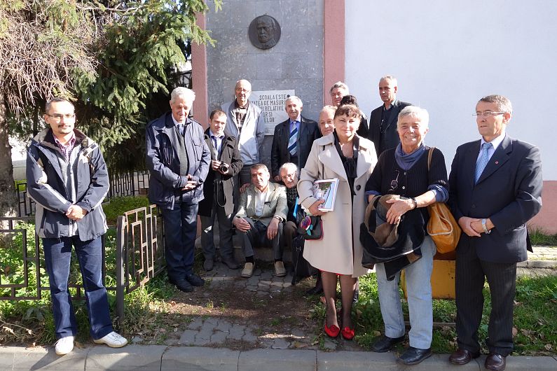 Profesorul Șerban Dragomirescu într-o fotografie de grup cu membri ai Asociația Personalului Didactic ,,Simion Mehedinți” Focșani