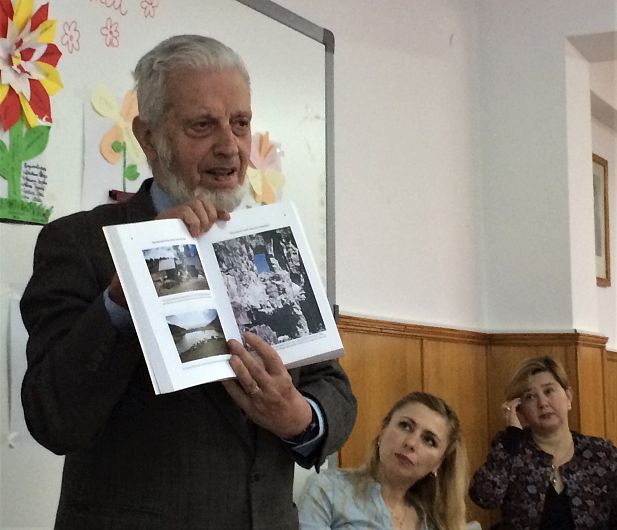 Profesorul Șerban Dragomirescu susținând o prelegere în Vrancea la o întrunire a Asociația Personalului Didactic ,,Simion Mehedinți” Focșani