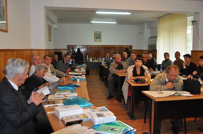 Profesorul Șerban Dragomirescu la Focșani într-o întrunire a Asociația Personalului Didactic ,,Simion Mehedinți”.Foto: Arhiva Ziarul de Vrancea