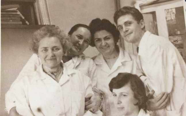  Sylvia Hoişie (stânga), alături de colegii de la Institutul Cantacuzino din Iaşi FOTO Arhivă personală