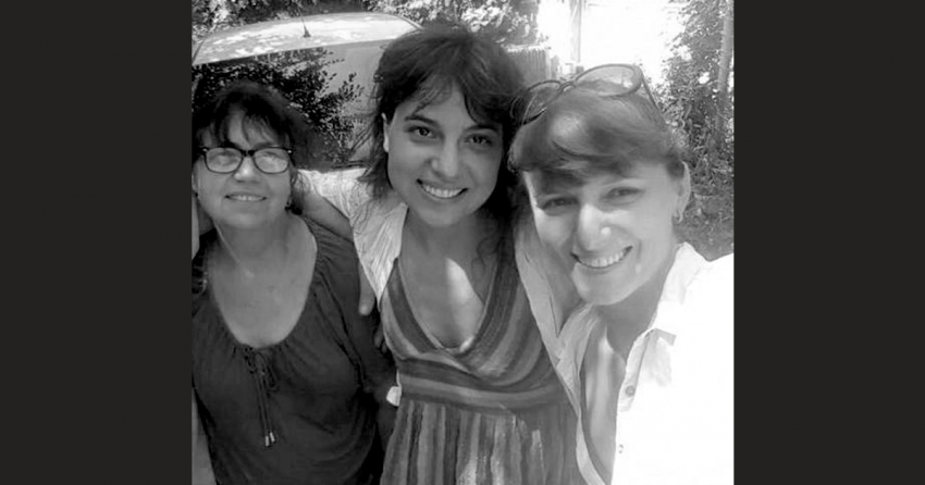 Virginica Murgescu, mama (foto stânga) și cele două fiice ale sale, Silvia (foto mijloc-decedată în tragicul accident de miercuri, 12 ianuarie 2022, din Munții Bucegi ) și Iulia (foto dreapta) pe vremea când erau fericite, împreună.Foto:Facebook