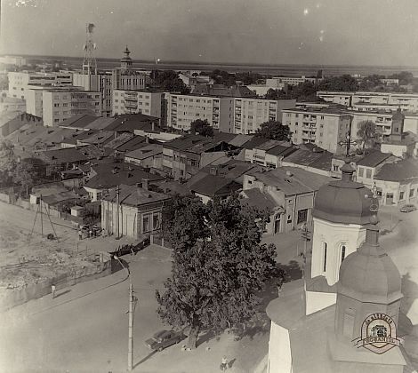 Fotografie din Focșaniul de odinioară.Panoramă facută înspre Strada Mare a Unirii. Se văd Biserica Precista (de lângă Balada n.r) şi pe fundal Biserica „Sfântul Dumitru”.Foto:arhiva ZdV