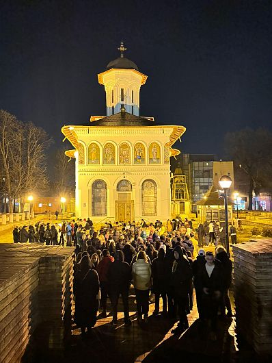 Lanț uman de rugăciune realizat luni seară, 12 februarie 2024, în Piața Unirii din Focșani, în sprijinul studentei în vârstă de 19 ani, Miruna-Ioana.Foto:Asociația Hope and Love for Life