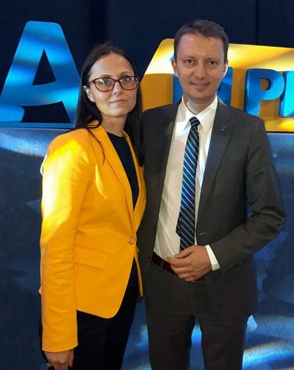 Mihaela Baclov, alături de europarlamentarul liberal Siegfried Mureșan