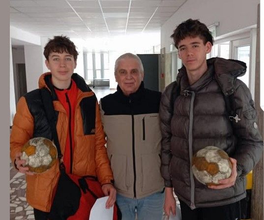 Tinerii handbaliști Nica Silviu și Racoș Rareș de la CSM Adjud 196 pregătiți de antrenorul Emil Dumitru duc numele Vrancei pe locul 1 al podiumului național, după ce selecționata Zonei I a câștigat locul I la competiția de la Plopeni