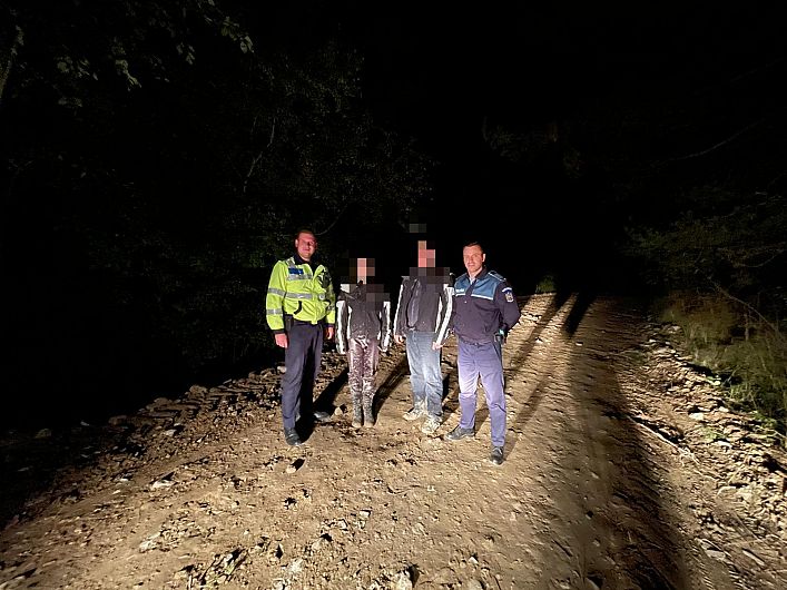 Un bărbat de 43 de ani și fiica sa, de 14 ani, s-au rătăcit miercuri seară, 29 septembrie 2021 pe un drum forestier în pădurea din zona Andreiașu.După ce au sunat la 112 polițiști ai Secției 9 Poliție Rurală Odobești, sprijiniți de  reprezentanții SVSU din comună i-au găsit pe cei doi  miercuri seară 29 septembrie 2021, în jurul orelor 20:20, pe un drum forestier, la circa 10 km de localitate, în apropierea unui canton silvic. Foto:IPJ Vrancea
