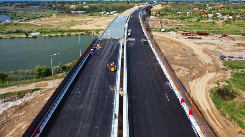 Podul peste râul Buzău (1,36 km) - de departe cea mai mare structură a Autostrăzii A7 Buzău - Focșani.Foto:economica.net