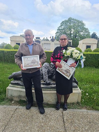 Victoria şi Constantin Tecuceanu au ieşit la pensie, vineri 19 mai 2023, după mai bine de 37 de ani de activitate la Mausoleul Mărăşti din comuna Răcoasa.Foto:agerpres.ro