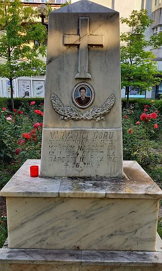  Monumenul  ridicat în fața fostului magazin „Favior” din centrul orașului Focșani, în memoria eroului sublocotenent post-mortem vrâncean Doru Vărvărici , ucis la datorie în acest loc în urmă cu 27 de ani, de un individ deosebit de agresiv, cu mintea rătăcită