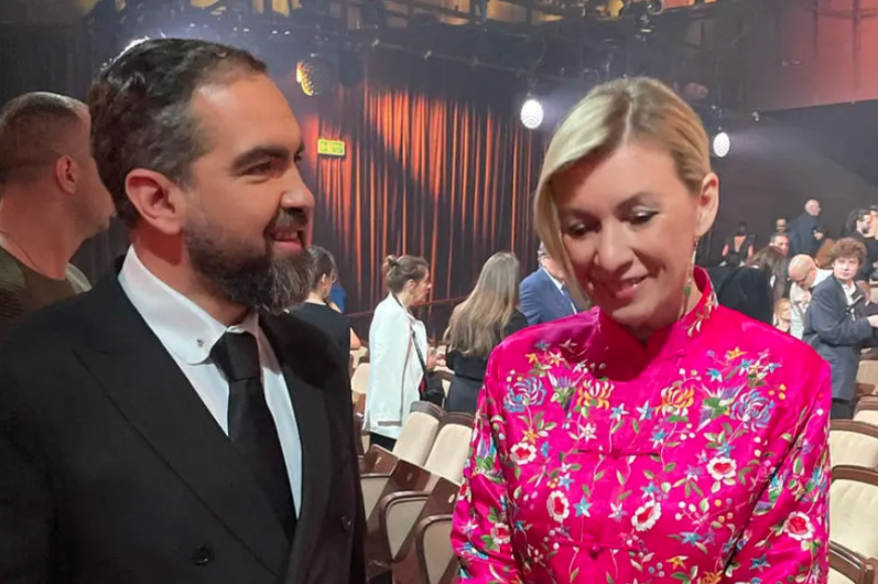 Preotul-regizor Ciprian Mega alaturi de Maria Zaharova la Festivalul International de Film de la Moscova, Foto: Facebook - Laura Irina Mega.Credit foto:hotnews.ro