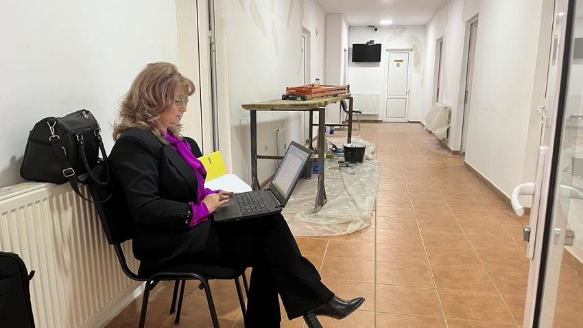 Foto: Lila Necula, soția fostului primar de la Măicănești, lucrează acum de pe holul instituției
