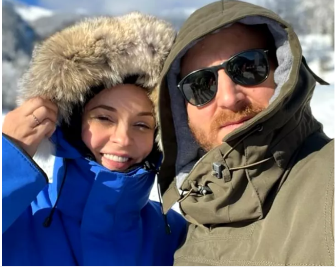 Andreea Marin și Adrian Brâncoveanu, în vacanță la munte. Vedeta are un inel pe degetul inelar. Sursa foto: Instagram.Foto:fanatik.ro