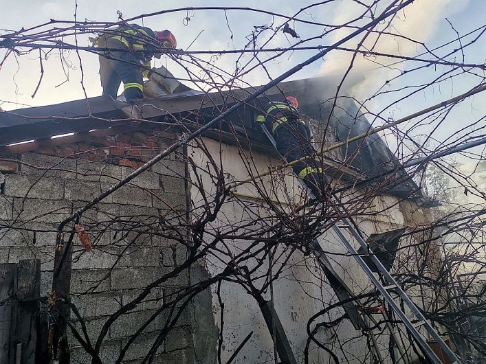 Pompierii ISU Vrancea intervenind la incediul produs joi 20 ianuarie 2022 la o casă de pe str. Aleea Școlii din Focșani.Foto:ISU Vrancea