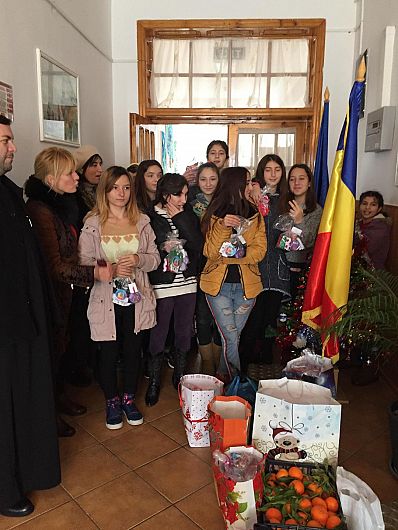 Sosetuţa Magicӑ De Crăciun Pentru Elevele De La Centrul Scolar