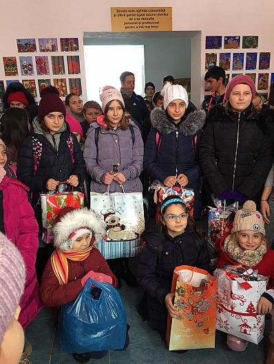 Sosetuţa Magicӑ De Crăciun Pentru Elevele De La Centrul Scolar