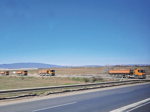 Sute de camioane portocalii brăzdează non-stop liniştea micilor oraşe de provincie care au devenit de anul trecut zonă de tranzit pentru cel mai amplu şi dorit proiect de infrastructură al momentului în România – autostrada Moldovei.Foto:zf.ro