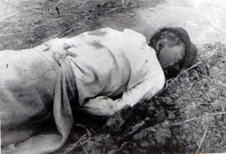 Țăran executat în timpul uneia din revoltele împotriva colectivizării. Sursă foto: Fototeca online a comunismului românesc, Rascoale taranesti [Fotografia #NA026]-fotografie preluată de pe site-ul:.memorialsighet.ro