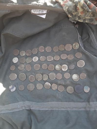 Monedele romane, imediat după ce=au fost descoperite în Vrancea în zona Câmpuri.Foto:60m.ro
