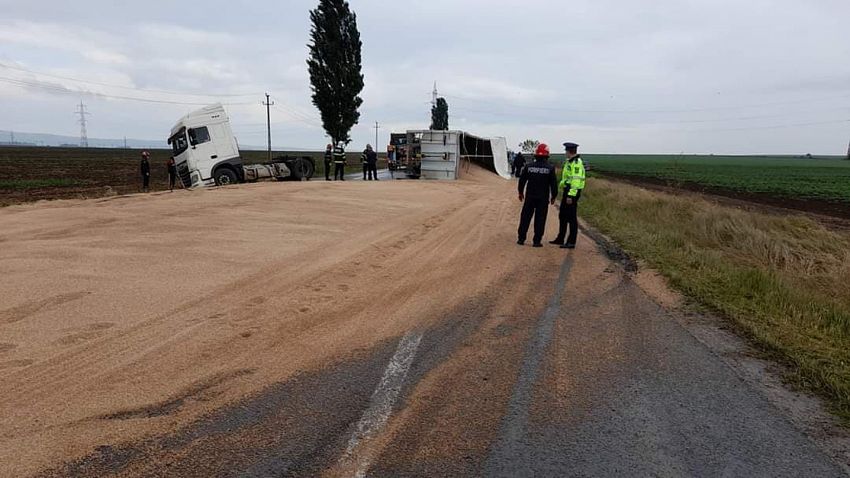  Un autocamion încărcat cu cereale s-a răsturnat pe suprafața carosabilă pe DN2-E85, la ieșirea din localitatea Sascut, județul Bacău, către Adjud, joi 27 mai 2021, conform INFOTRAFIC, blocând circulația timp de mai multe ore.La ora 17:31 se circula pe un  singur sens iar la fața locului puteau încă  fi văzute echipaje ale ISU, SMURD, Poliției și SDN Bacău.Foto:Robert Ignat-colaborator al Zisrului de Vrancea