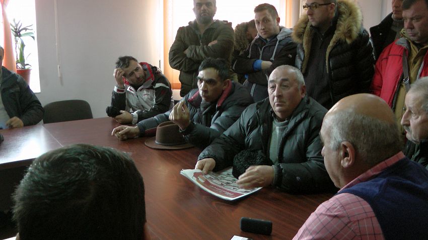 Foto: Localnicii din Voetin au reușit să discute cu reprezentanții Consiliului Județean care are drumul DJ 202 E în administrare