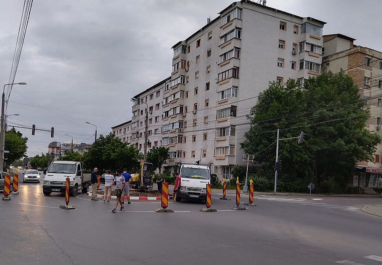 A început deja în Focșani desființarea  sensurilor giratorii de pe Bulevardul Indpendenței din  Focșani, de la intersecția cu străzile Peneș Curcanul și strada Aurora.Foto:Ștefan Borcea