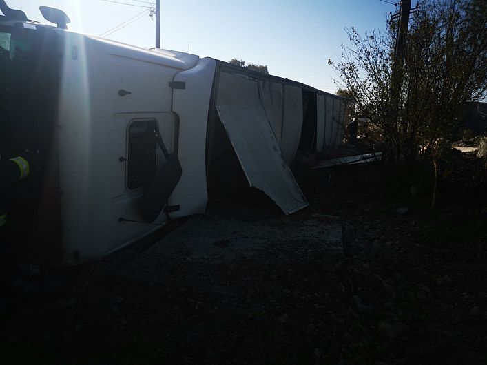 Un autotren care transporta porci s-a răsturnat ,miercuri 25 noiembrie 2020 în jurul orelor 11:00 pe DN23A-Milcovul.Foto:IPJ Vrancea
