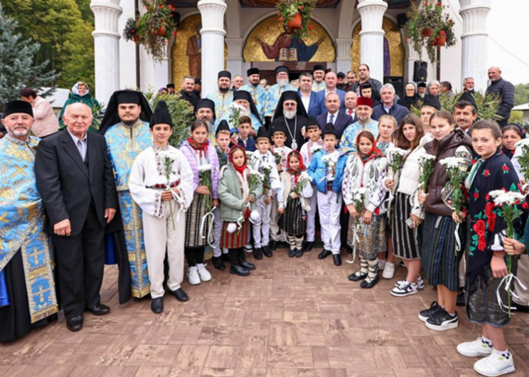 Foto: În fața bisericii „Adormirea Maicii Domnului”