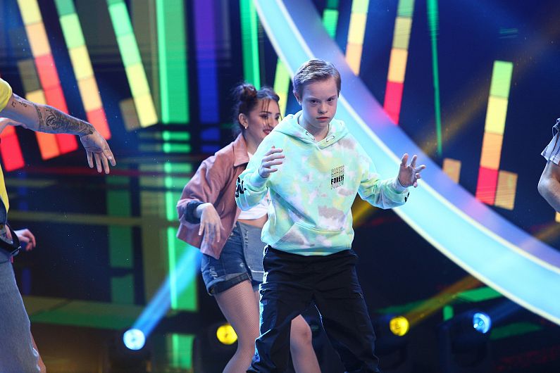 Micul artist focșănean Vlad Negoiță a dansat la ediția de sâmbătă 3 iulie 2021 alături de trupa de la Next Star, iar jurații au rămas profund impresionați de povestea lui extraordinară de viață, după ce au vorbit cu acesta și cu tatăl său.Foto:a1.ro