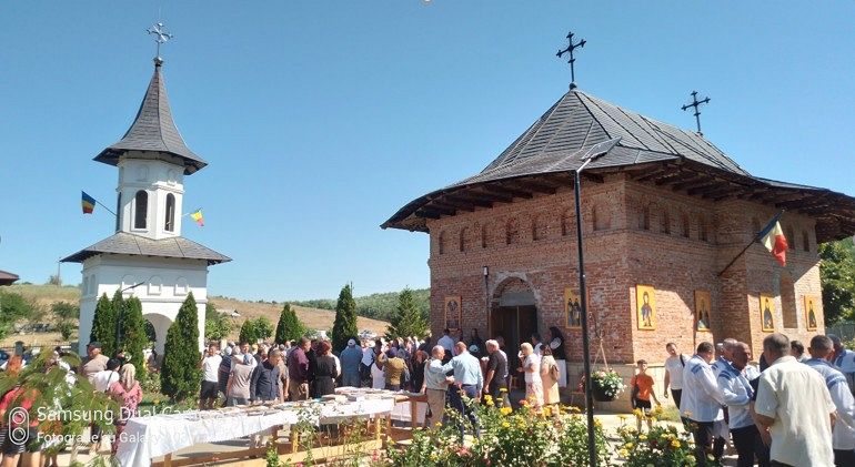Foto: Biserica veche, cu zidurile din cărămidă, străjuiește întreaga scenă