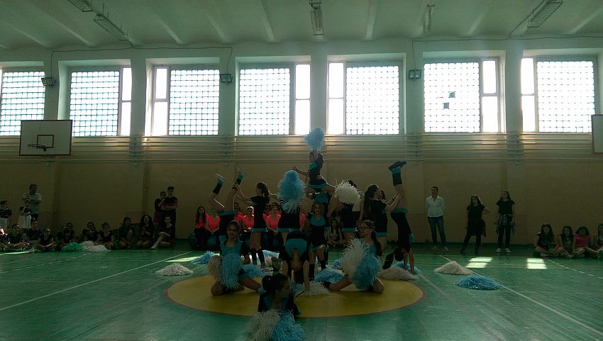 Foto 3:  Școala „Duiliu Zamfirescu” Focsani, Premiul I la sectiunea majorete gimnaziu