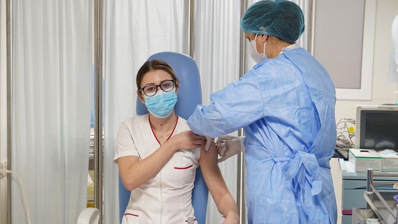 Mihaela Anghel, asistentă medicală la Institutul „Matei Balș”, primul român din țară vaccinat anti-COVID. Foto: Facebook/Ro Vaccinare