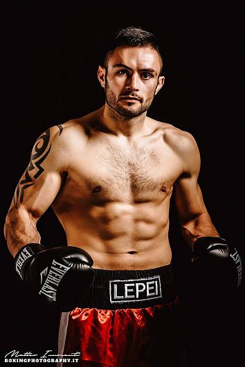 Dragan Lepei este originar din satul Feldioara, comuna Tănăsoaia, județul Vrancea și este dublu campion național de box al Italiei.Foto:rotalianul.com