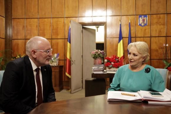Frans Timmermans, prim-vicepreședintele Comisiei Europene, a discutat cu Viorica Dăncilă despre recomandările din MCV de punerea cărora în practică se ocupă o comisie mixtă de experți Foto: gov.ro