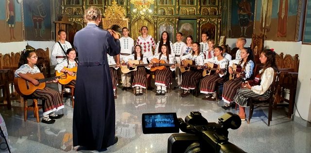 Povestea preotului Ionel Miron și a Corului Parohiei Irești în emisiunea România Veritabilă, duminică 13 decembrie 2020 ora 15:30 pe TVR1.Foto:tvr.ro