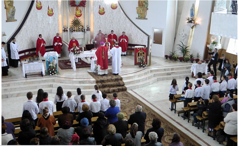 Imagini din arhiva Ziarului de Vrancea,de la slujba în care s-a administrat sacramentul Mirului, în biserica romano-catolică, Sfinții ”Apostoli Petru și Paul” din Focșani, în anul 2012