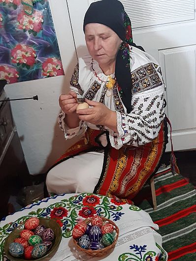 Iftinca, fata lui nenea Dumitru Colniceanu din Vintileasca meșteră la încondeiatul ouălor-foto 2
