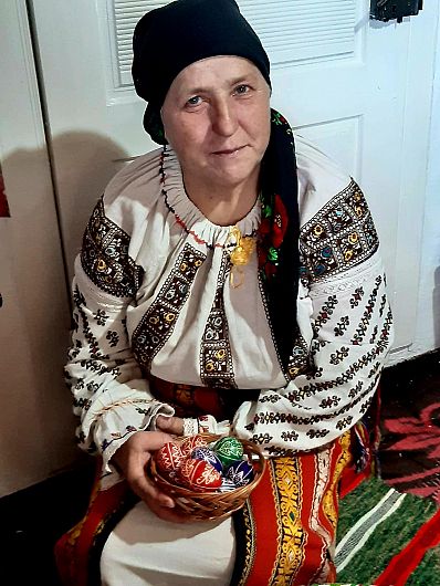 Iftinca, fata lui nenea Dumitru Colniceanu din Vintileasca meșteră la încondeiatul ouălor-foto 1