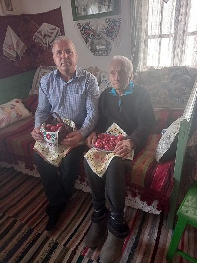 Dumitru Colniceanu împreună cu fiul său Ionel.Nenea Dumitru Colniceanu (al lui Jâdănelu), rumânul lui tanti Miți a încondeiat de tânăr. Mărturia meșteșugului său și a fiicei sale, Iftinca-58 de ani-,a rămas pentru vecie în documentarul de televiziune Zestrea Românilor. Azi, nenea Dumitru are 94 de ani și nu mai incondeiază dar fiica sa Iftinca și fiul său, Ionel, i-au moștenit meșteșugul și cei doi frați îl practică și azi.